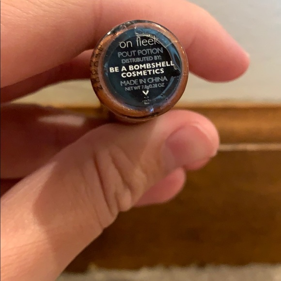 🌸Be a Bombshell pout potion on fleek color - Picture 4 of 4